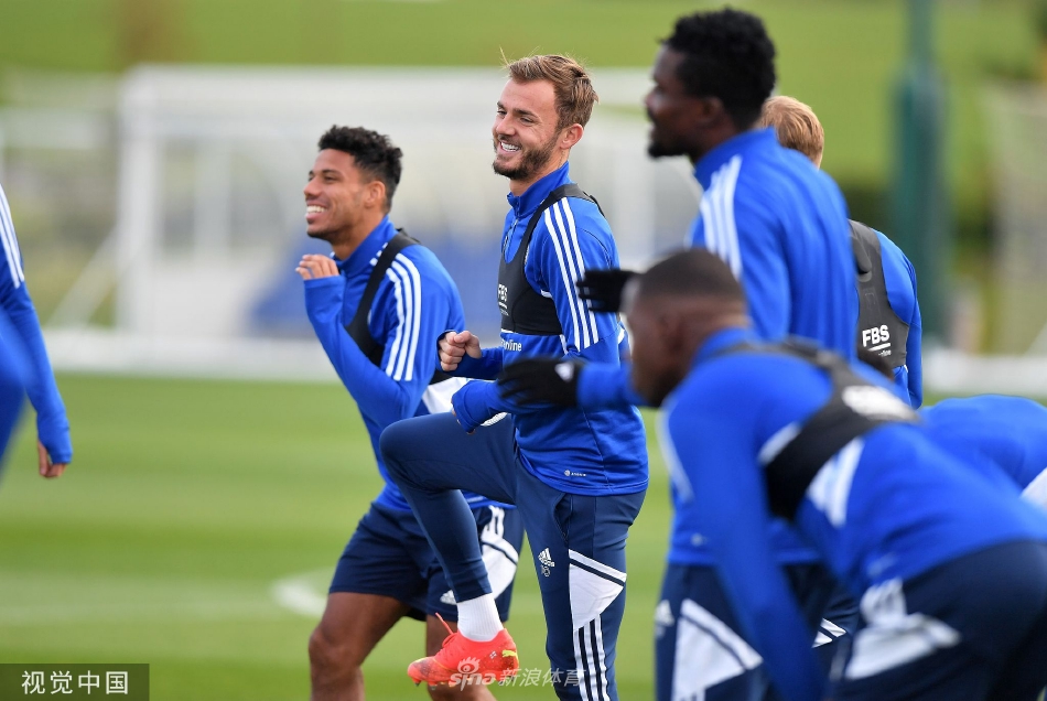 莱斯特城女足球员们面带微笑走向训练场边，彼此交谈，气氛既严肃又活泼，展现出团队深厚的默契与情谊