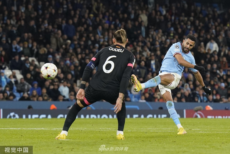 比赛结束后，曼城将士们携手走向场边感谢主场球迷，一场青春风暴般的逆转胜利让伊蒂哈德球场的看台变成了欢乐的蓝色海洋。