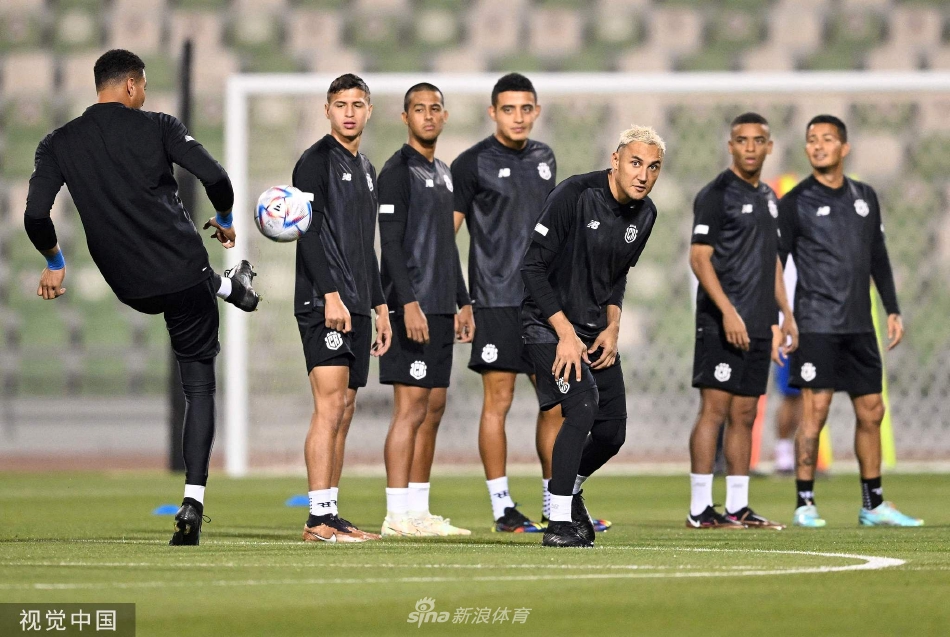 主教练路易斯·费尔南多·苏亚雷斯与助教在场边密切交流，手中的战术板承载着应对强敌的每一份深思熟虑。