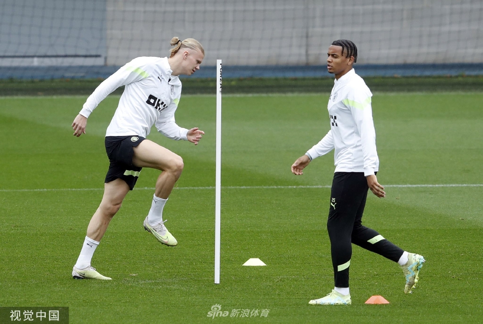 里亚德·马赫雷斯面带笑容进行带球练习，阿尔及利亚边锋轻盈的步伐和娴熟的球感，即使在紧张的备战中也显得举重若轻。