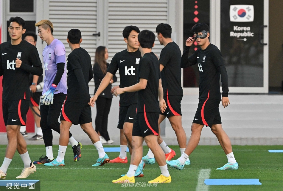 全队围成一圈进行最后的训话和鼓舞，手臂搭在彼此肩上，形成一个团结无畏的整体。