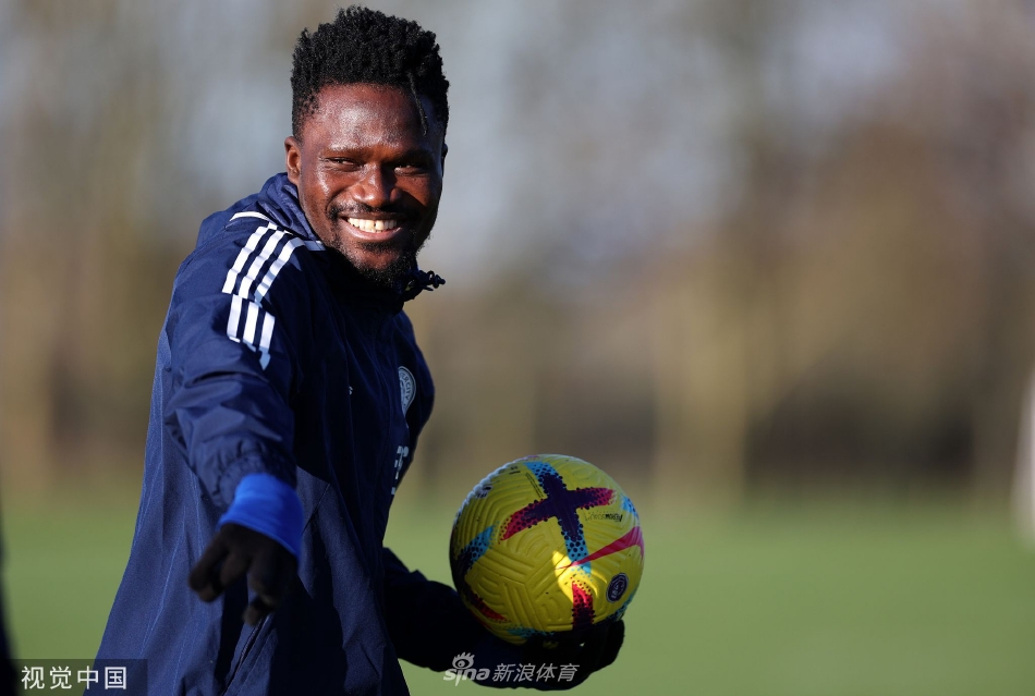 阿马泰训练场仰天大笑，阳光洒在他灿烂的笑容上，队友背景中专注训练