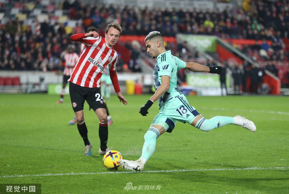 比赛激烈拼抢瞬间，双方球员在中场寸土必争，身体对抗激烈。