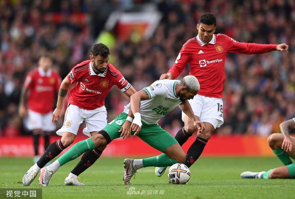 错失良机：曼联球员（推测为弗雷德或拉什福德）在门前近距离面对几乎空无一人的球门，身体极度舒展试图完成射门，其懊恼与难以置信的表情一览无余。