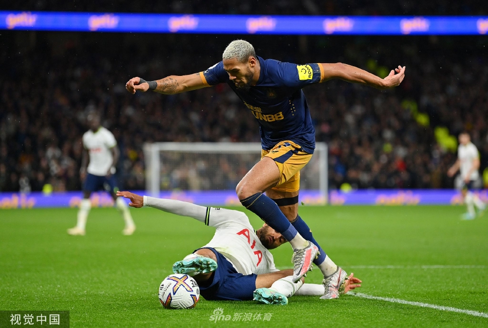 比赛结束后，纽卡斯尔联球员围成一圈向远道而来的客队球迷致谢，看台上是一片黑白旗帜的海洋