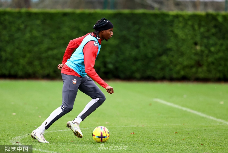 球队进行分组对抗训练，中场球员在激烈拼抢中试图控制球权，场面火药味十足