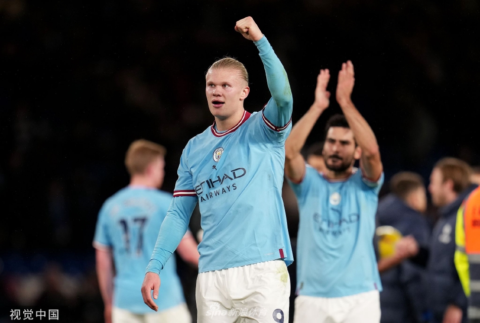 马赫雷斯洞穿切尔西球门瞬间，皮球紧贴草皮滚入网窝，背景中切尔西门将望球兴叹