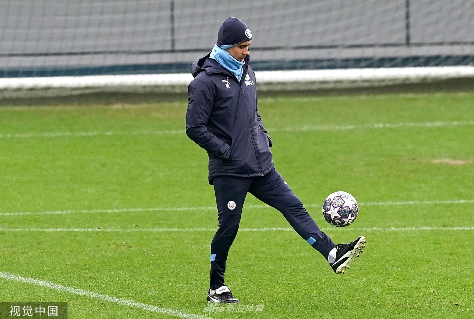 哈兰德与队友进行高强度对抗训练，在防守夹击中展现惊人平衡与射门技巧