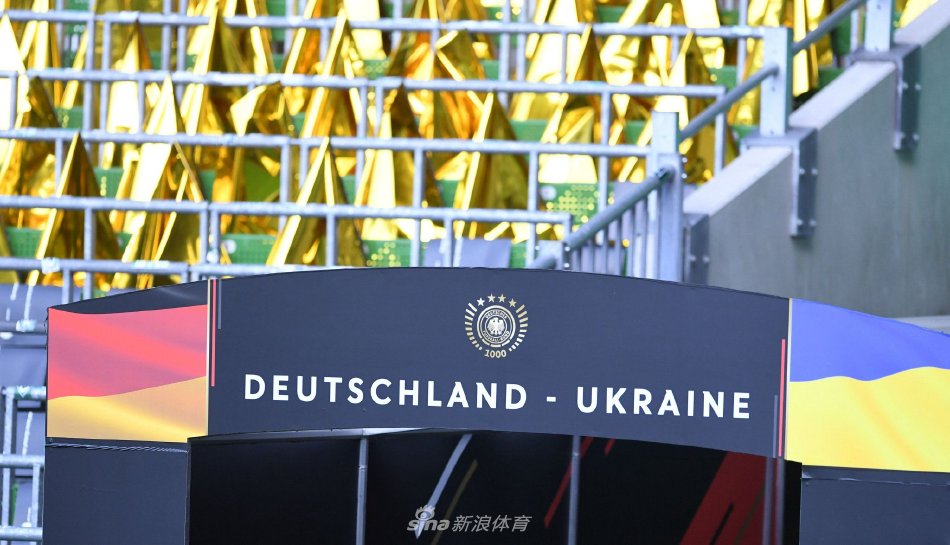 一名球员独自在空旷的球场上加练任意球，夕阳将他的身影拉长，定格下勤奋与 dedication 的瞬间。