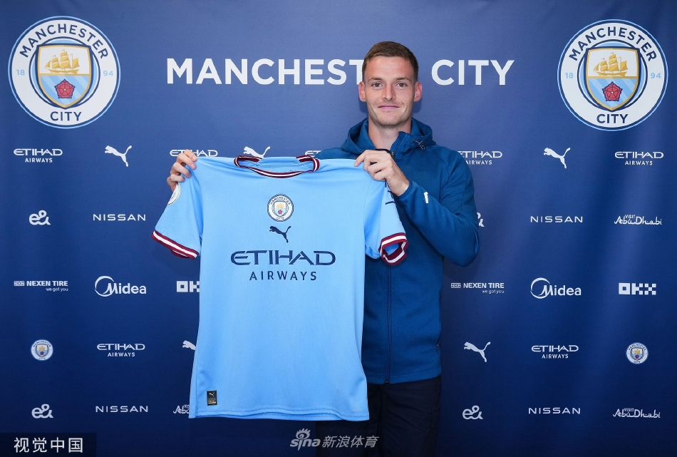 戈麦斯与曼城足球总监贝吉里斯坦亲切握手，标志转会圆满达成