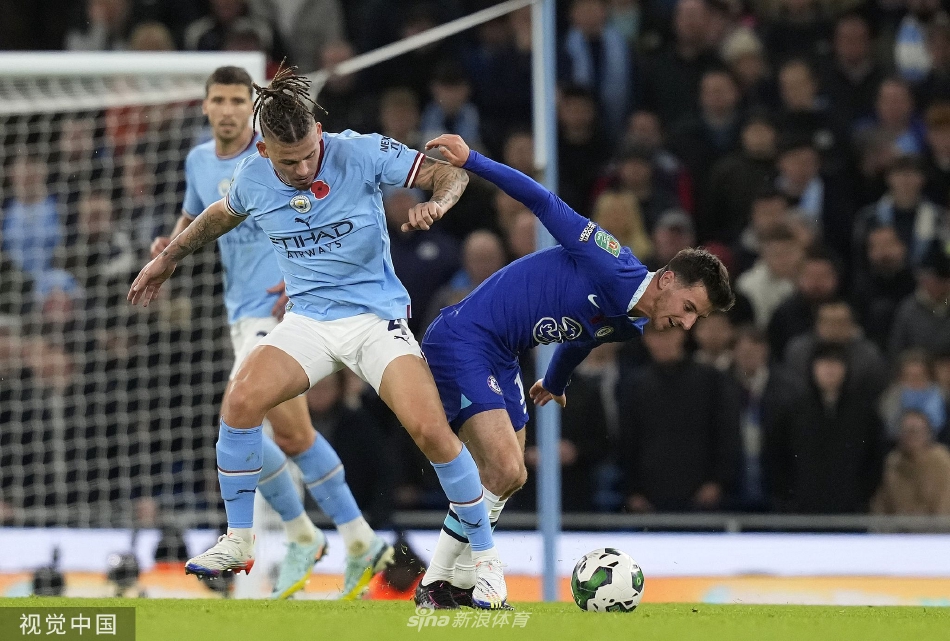 伊蒂哈德球场看台上座无虚席，曼城球迷挥舞旗帜营造出磅礴的主场氛围