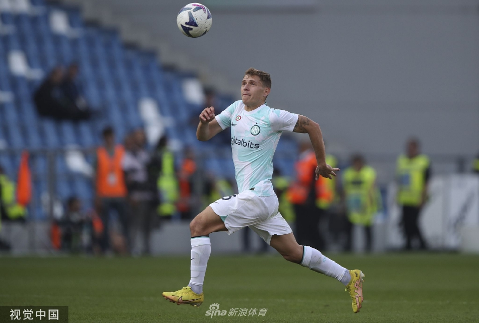 哲科高高跃起头球攻门，身姿舒展有力，防守球员在他身后奋力起跳却难以企及。