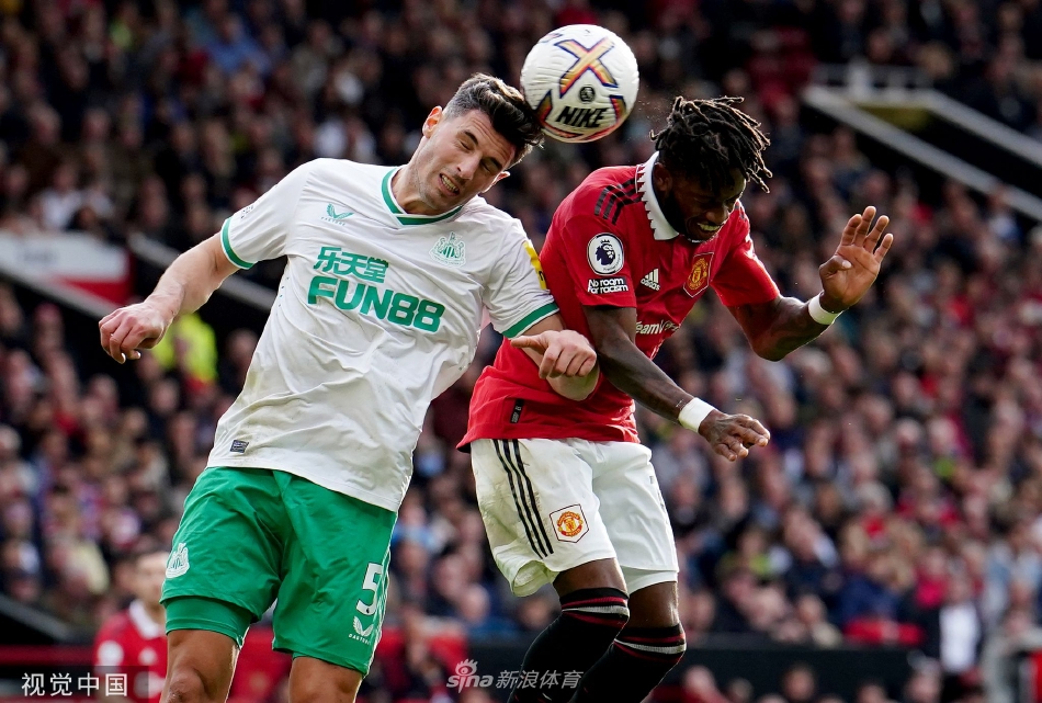 核心对抗：曼联中场核心布鲁诺·费尔南德斯在比赛中带球推进，遭到两名纽卡斯尔球员的贴身围抢，双方寸土不让，争夺异常激烈。