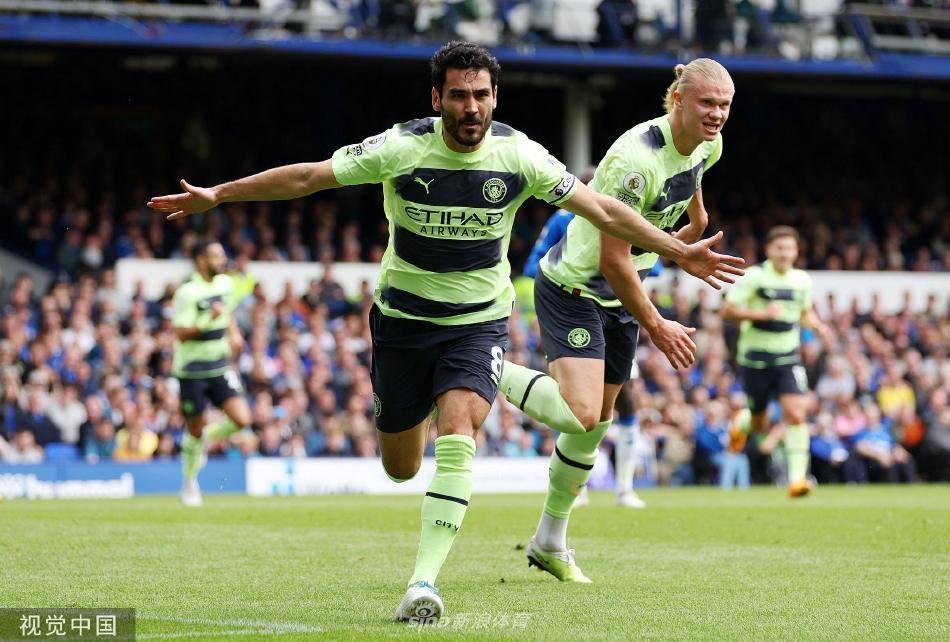 哈兰德高高跃起头球破门瞬间，皮球如炮弹般飞入埃弗顿球网