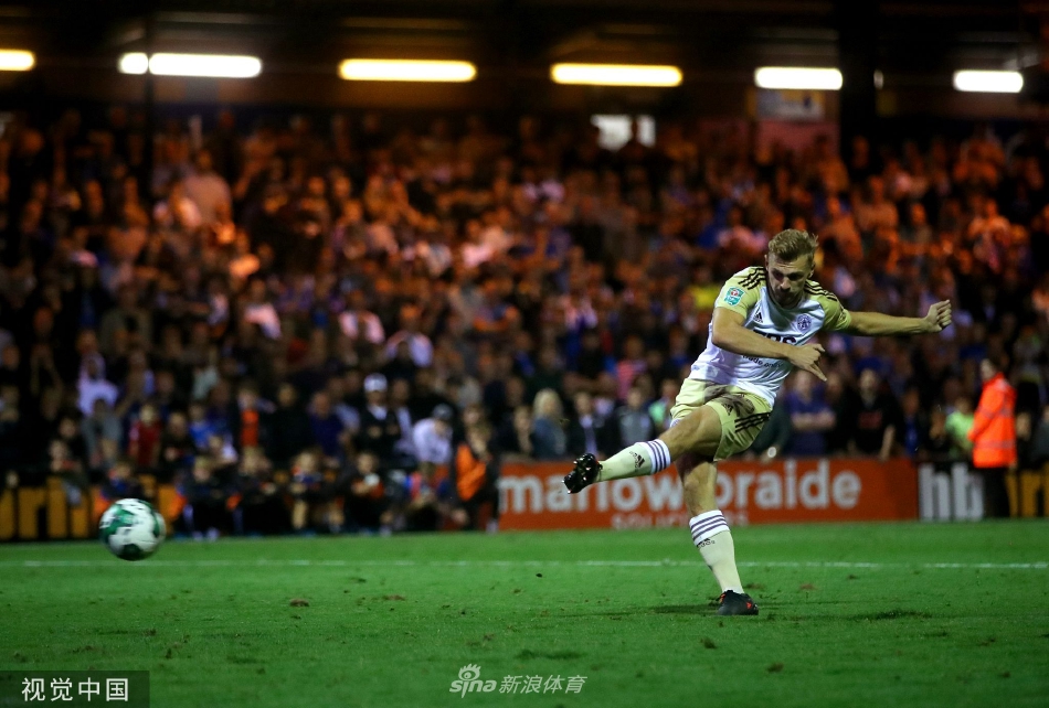 斯托克港全队紧紧相拥，围成一圈，在球场中央分享这场难以置信的胜利喜悦。