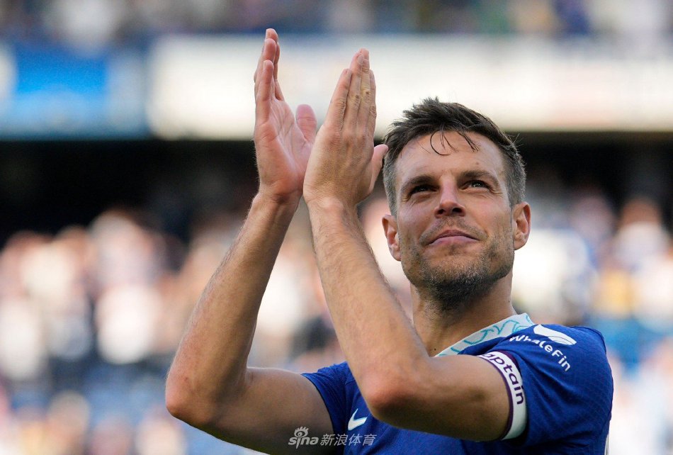 阿斯皮利奎塔与切尔西队友在训练中轻松交谈，脸上洋溢着笑容，体现了他在更衣室内良好的关系与领袖亲和力。