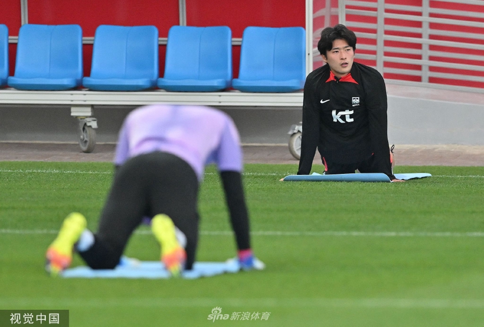 中场球员李刚仁在分组对抗中轻盈地摆脱防守，他的盘带与视野是韩国队进攻的润滑剂。