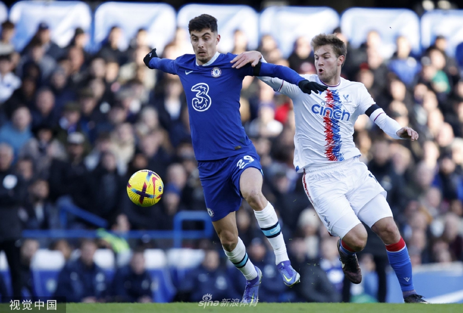 哈弗茨高高跃起，力压水晶宫后卫，将头球狠狠砸入球门左下角