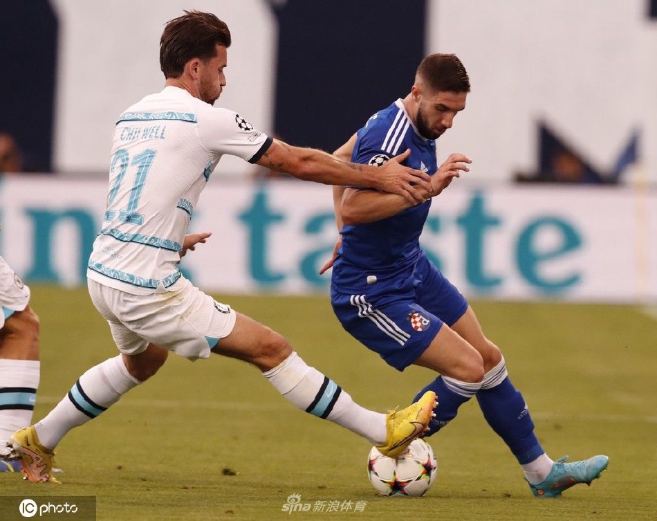 夜幕下的马克西米尔球场灯火通明，看台上坐满了挥舞旗帜的主队球迷，构成了欧冠之夜激动人心的红色海洋。