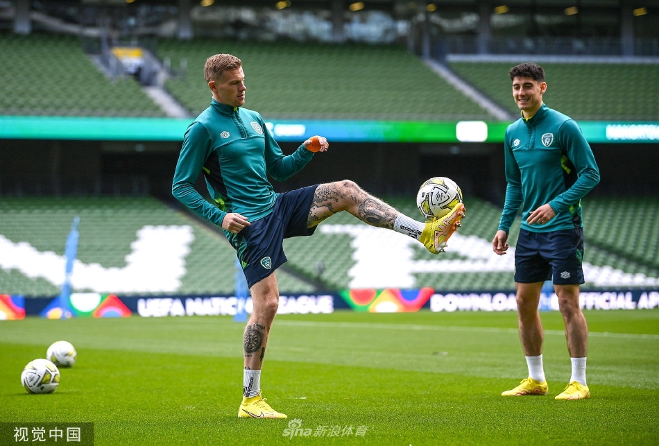 进球后全队激情相拥庆祝，替补席上的球员与教练也冲入场内，这一刻所有的压力与挣扎都化为了纯粹的喜悦与释放。