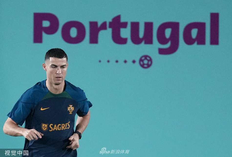 C罗在卡塔尔训练场上自信微笑，眼神坚定望向远方，身后是沐浴在阳光下的现代化训练基地