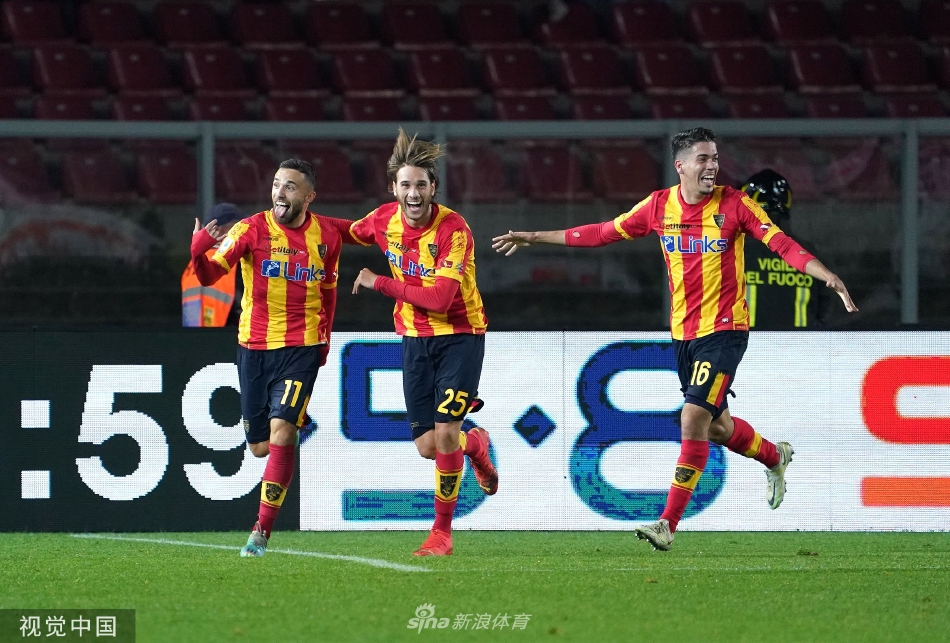 夜幕下的维亚德尔马雷球场灯火辉煌，宛如一座承载着激情与斗争的巨型舞台