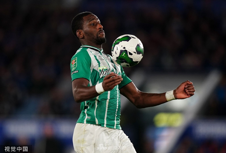 詹姆斯·贾斯汀在进球瞬间，身体舒展，完成了一记精准的左脚弧线球射门，对方门将鞭长莫及。