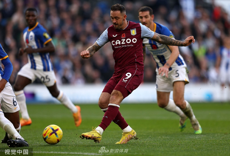 布莱顿中场核心带球突破，面对两名维拉防守球员的包夹，奋力护住球权