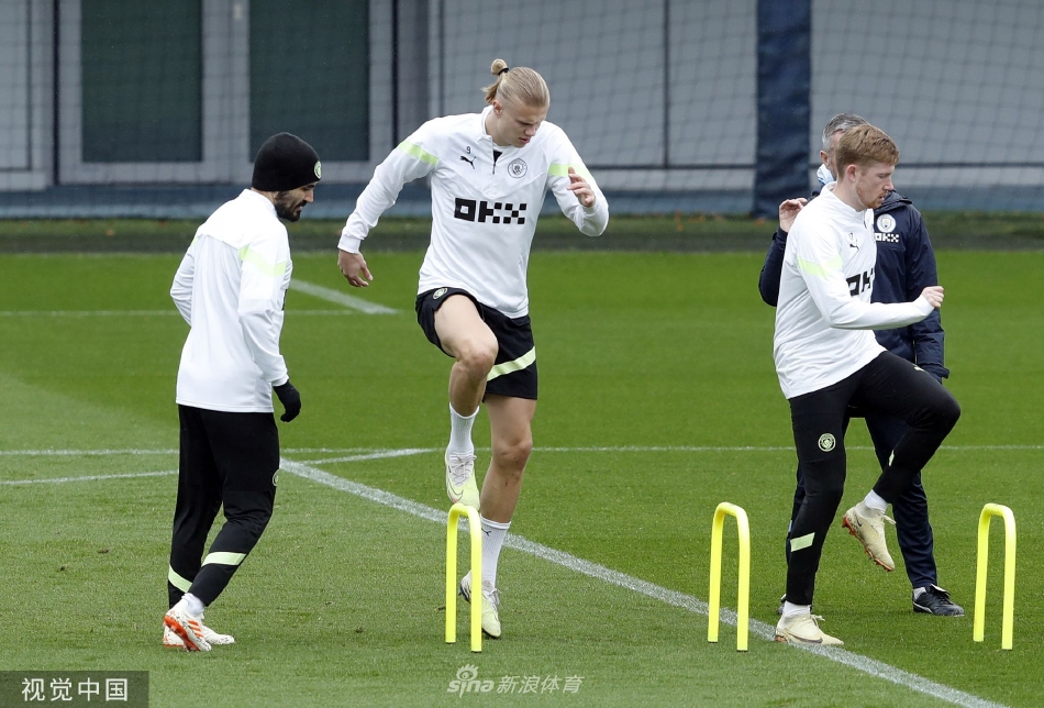 凯文·德布劳内与队友在进行短传配合训练，比利时中场大师眼神坚定，皮球在他脚下仿佛被赋予生命，运转精准无误。