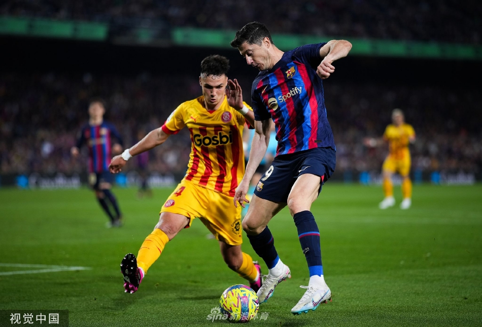 比赛终场哨响，巴萨球员低头离场，赫罗纳队员则相互拥抱庆祝来之不易的一分