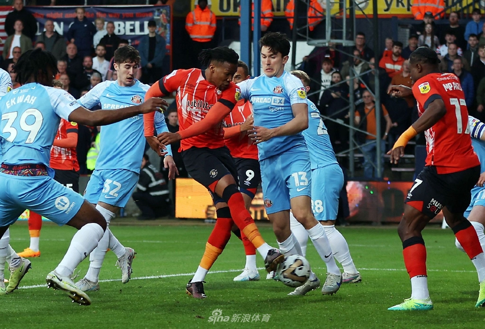 双方球员在比赛中激烈拼抢，卢顿球员积极上抢，桑德兰球员在压迫下艰难护球，场面胶着。