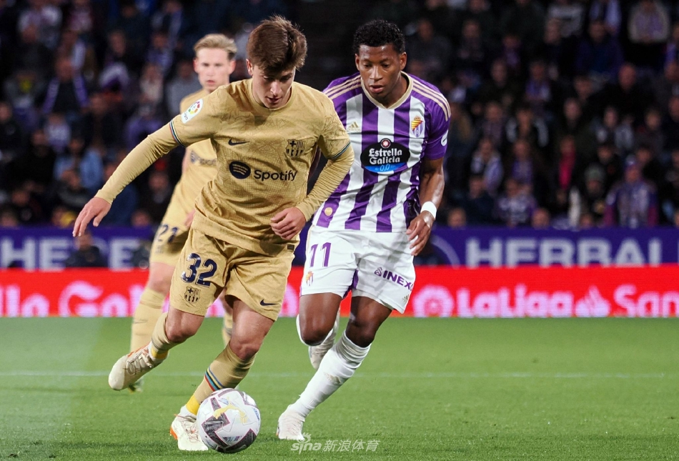 巴萨球员拉菲尼亚下场时展示支持维尼修斯的T恤，用行动回应足球世界中的种族歧视