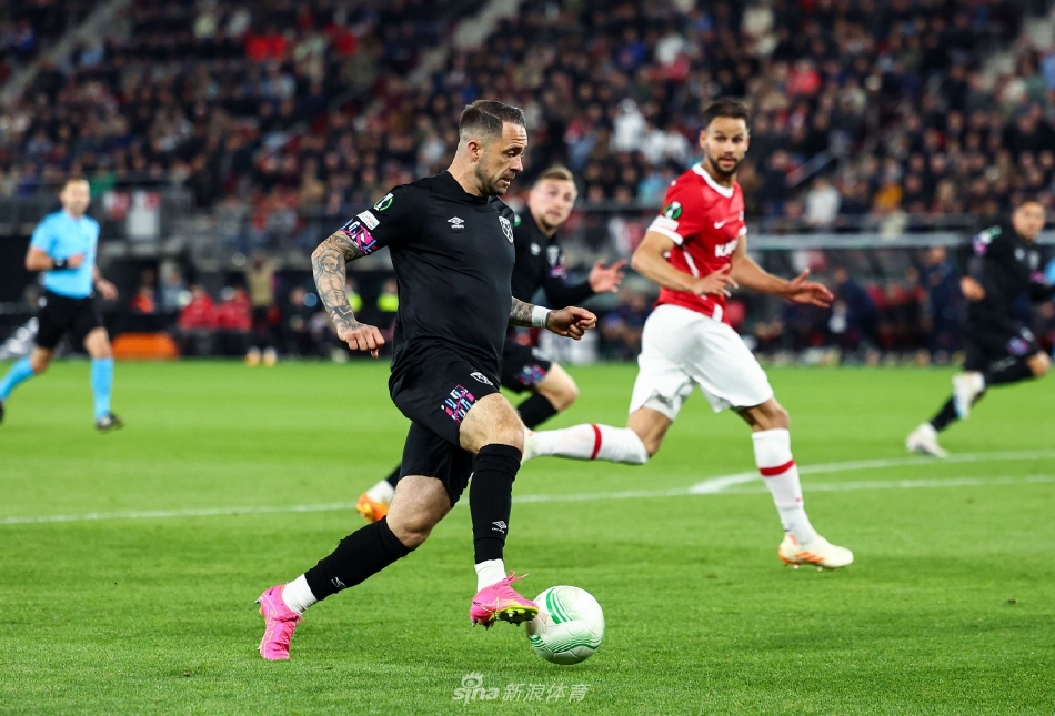 主帅大卫·莫耶斯在场边紧握双拳，振臂高呼，脸上混杂着巨大的压力释放后的疲惫与梦想成真的狂喜，这一刻他等待了太久。