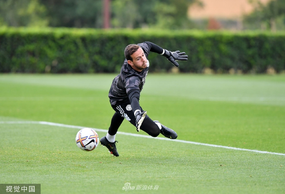 詹姆斯·麦迪逊在绿茵场上带球疾驰，专注的眼神紧盯着前方，准备发起一次进攻组织。