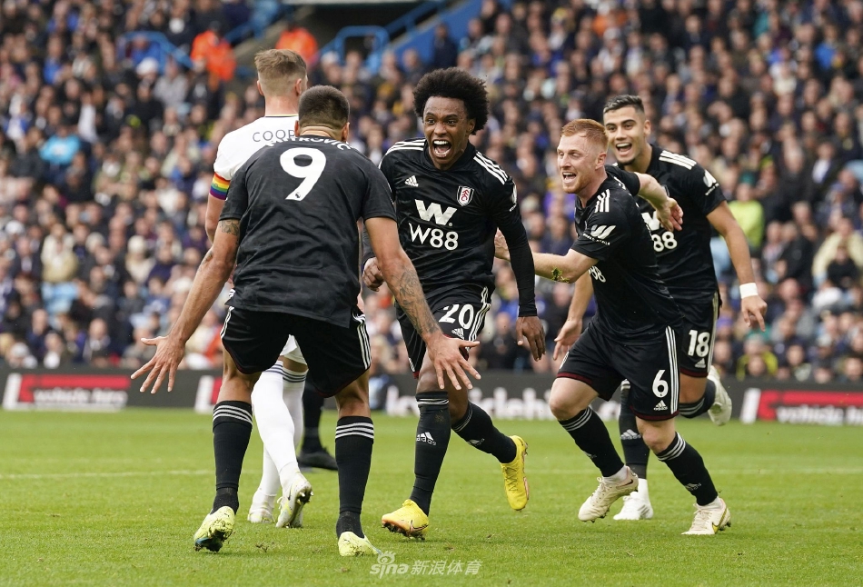 富勒姆神锋米特罗维奇在角球进攻中力压防守球员，以一记教科书般的甩头攻门将比分扳平。