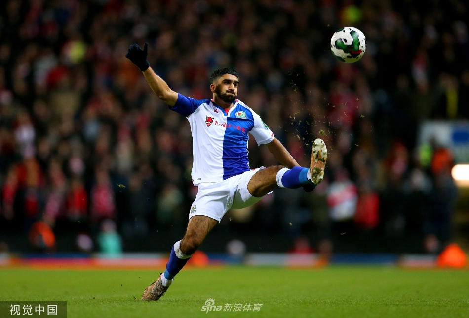 布伦南·约翰逊主罚点球瞬间，他目光坚定地注视球门，布莱克本门将则全力侧身飞扑，气氛紧张凝固。