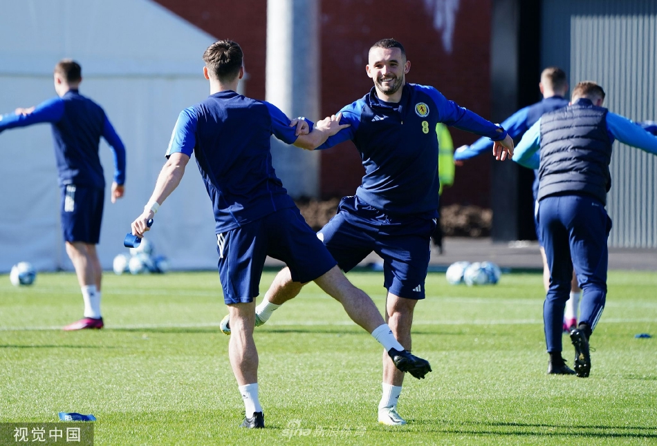 汉普顿公园球场沐浴在探照灯光下，苏格兰与欧足联旗帜在夜风中庄严飘扬，预示着一场经典对决即将上演