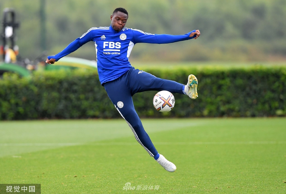 队长卡斯帕·舒梅切尔飞身跃起，做出一次精彩的扑救训练，身体舒展如雄鹰展翅。