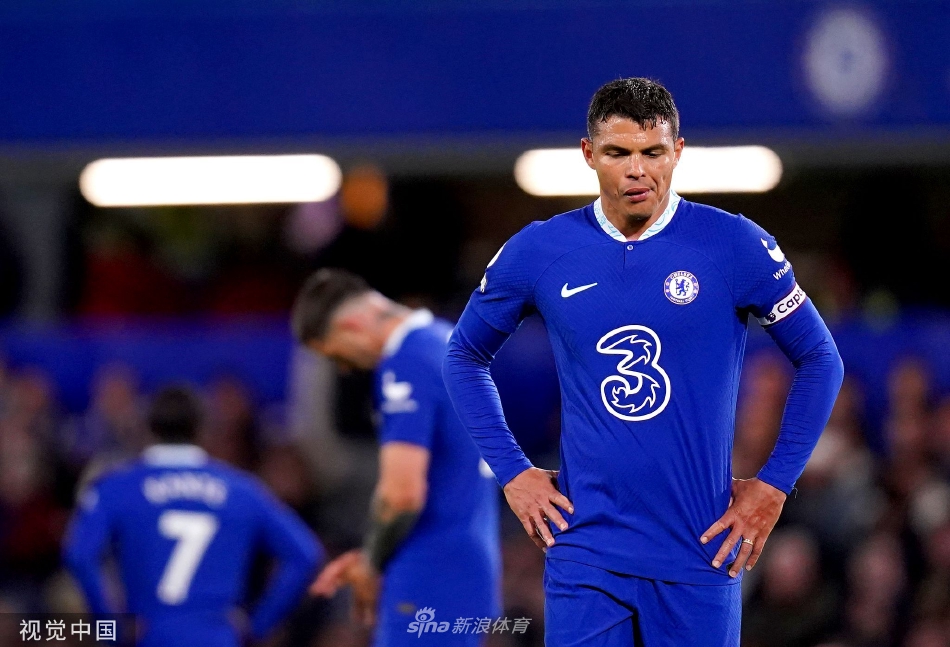 斯坦福桥看台上，失望的切尔西球迷掩面叹息，主队糟糕的表现让蓝色的海洋蒙上了一层阴影。