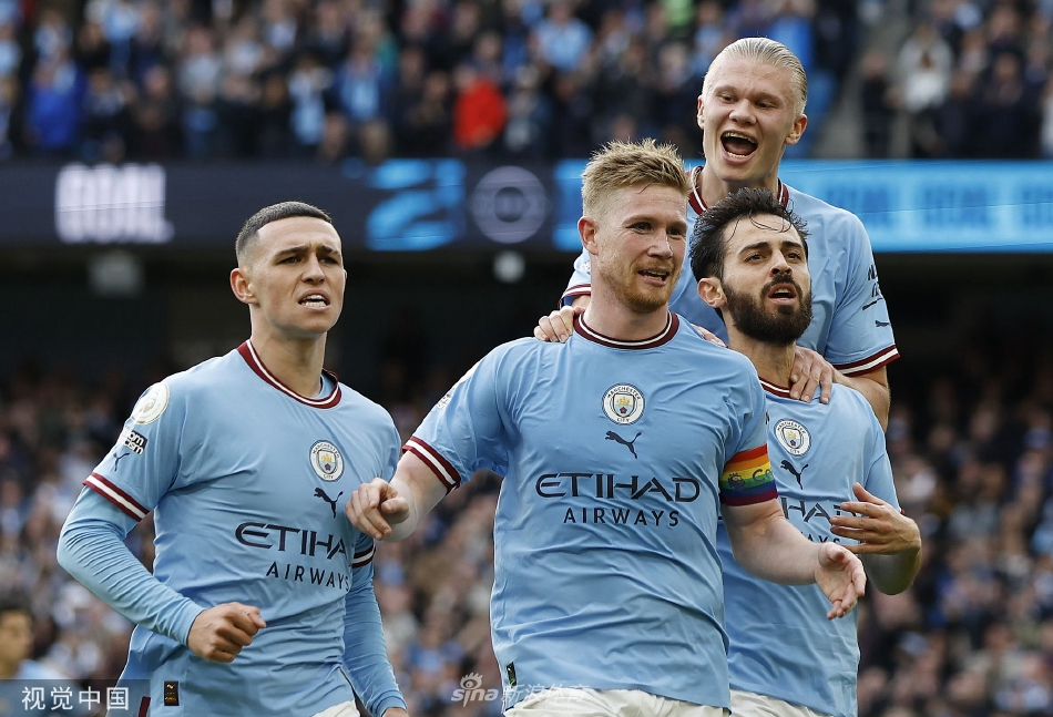 德布劳内主罚任意球瞬间，眼神专注锁定球门，身体姿态充满力量与技巧的结合。