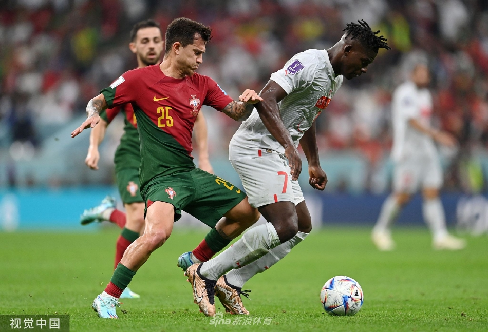 贡萨洛·拉莫斯张开双臂，在万众瞩目下尽情奔跑庆祝自己第二个进球，青春肆意飞扬