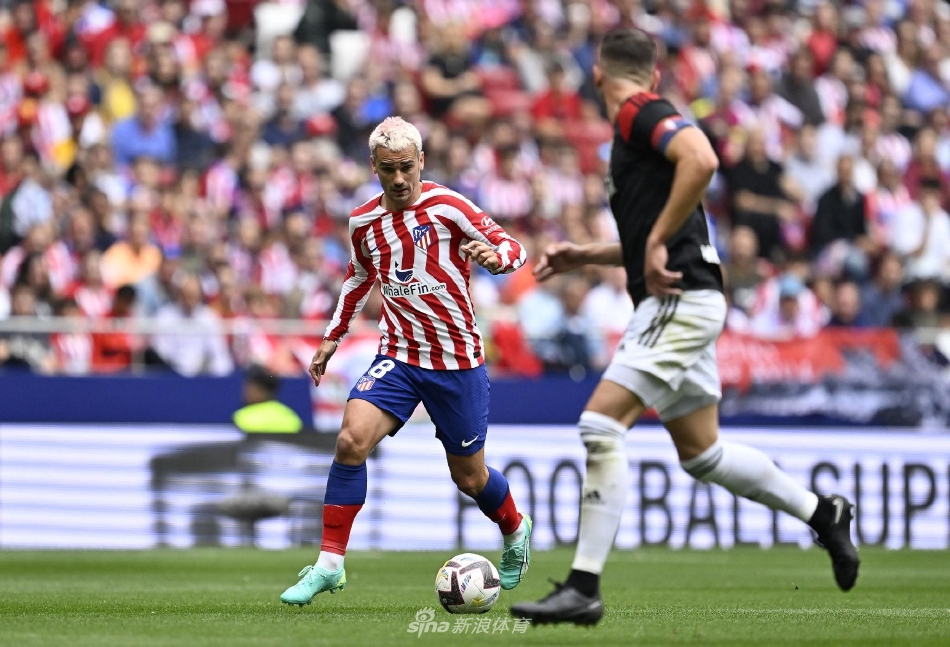 比赛结束后，马竞球员手牵手走向主场球迷看台，共同致谢