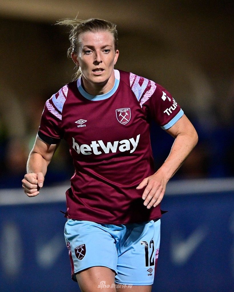 切尔西女足主帅埃玛·海耶斯在场边专注指挥，她手扶下巴，目光锐利地注视着赛场上的局势变化。