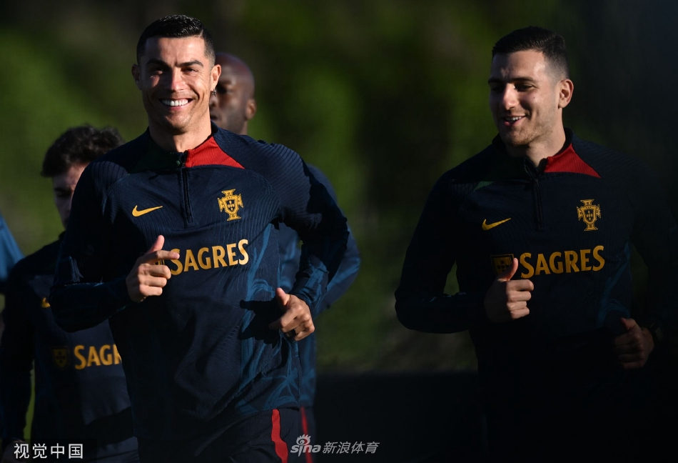 C罗在分组对抗中灵活摆脱防守，专注的眼神紧盯着前方足球