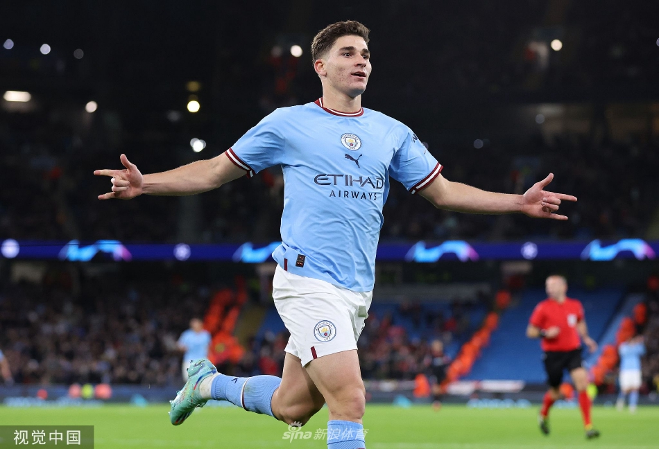 胡利安·阿尔瓦雷斯在打入反超进球后，与上前庆祝的队友德布劳内紧紧相拥，两人笑容灿烂，这个默契的连线彻底扭转了场上的局势。