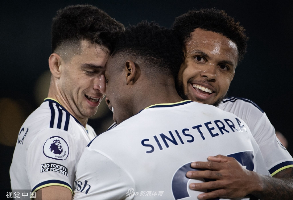 比赛结束后，利兹联全队球员手挽手，一同走向主场死忠球迷看台，振臂高呼，感谢他们整场比赛不离不弃的支持。