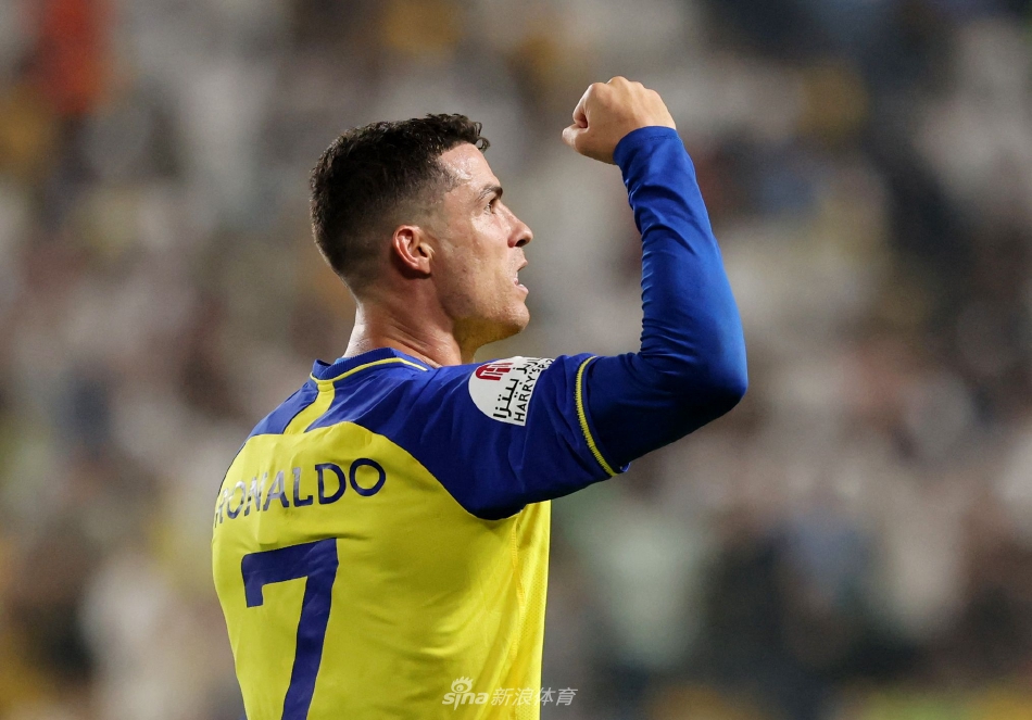 C罗在进球后与欣喜若狂的利雅得胜利队队友紧紧相拥庆祝，团队喜悦之情溢于言表，展现了更衣室内的团结与凝聚力。