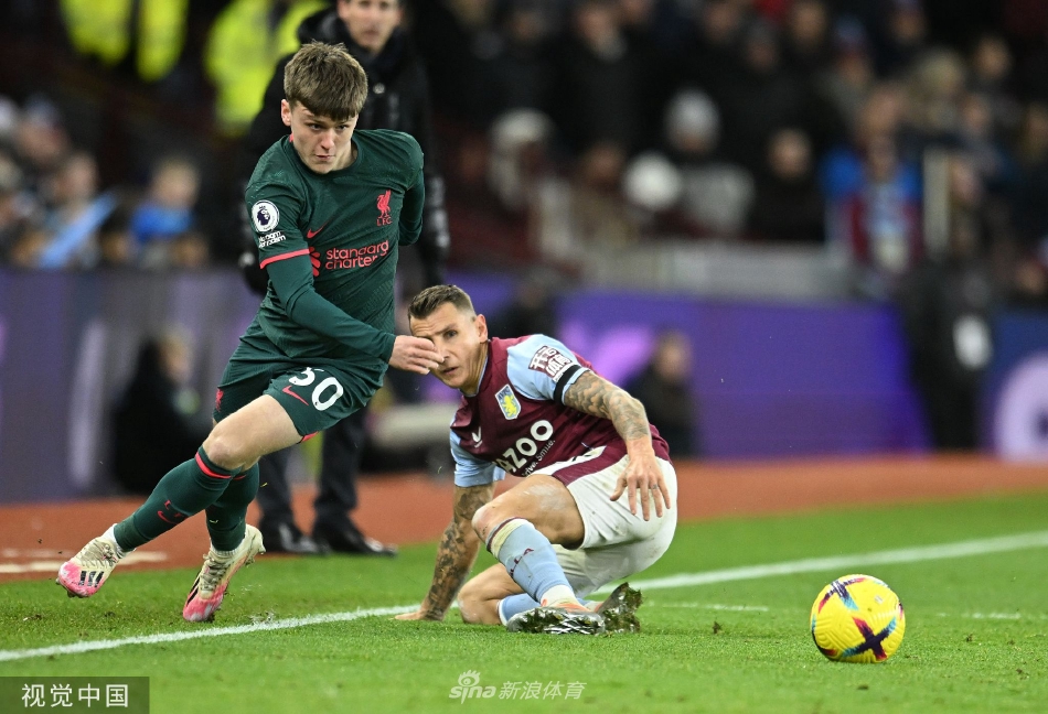 努涅斯头球首开记录后狂奔庆祝，脸上写满释放与喜悦，背景是惊愕的维拉门将