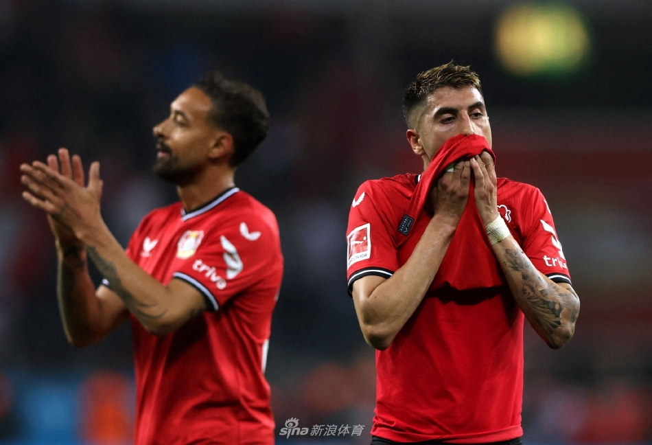 科隆球员打入反超进球瞬间，勒沃库森门将奋力扑救却鞭长莫及，背景是绝望的主队后卫