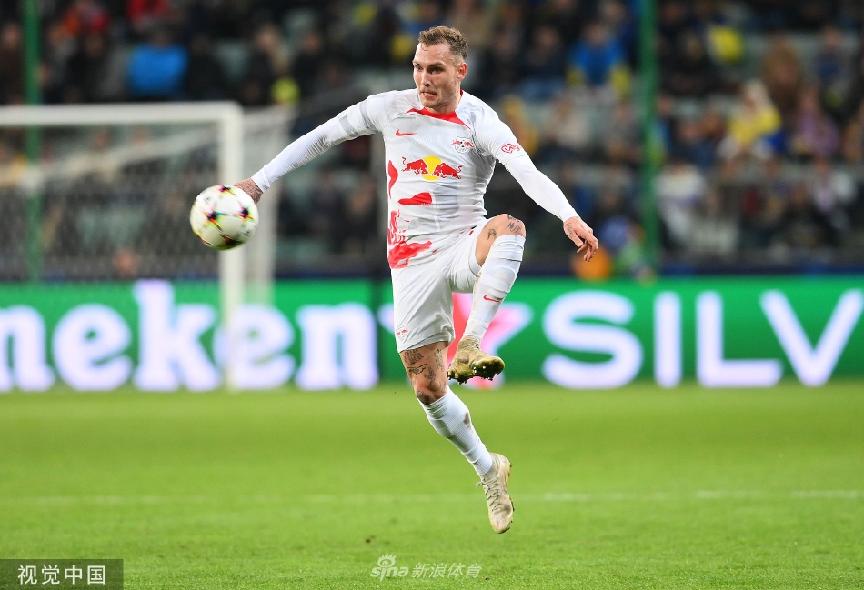 莱比锡球员安德烈·席尔瓦进球后张开双臂，面向随队远征的球迷激情咆哮庆祝